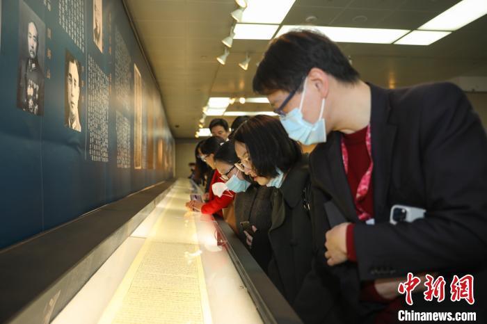 《趙城金藏》最新發(fā)現(xiàn)經卷暨唐宋重要佛教典籍特展吸引眾多觀眾。 陳靜 攝 《趙城金藏》最新發(fā)現(xiàn)經卷暨唐宋重要佛教典籍特展吸引眾多觀眾。 陳靜 攝