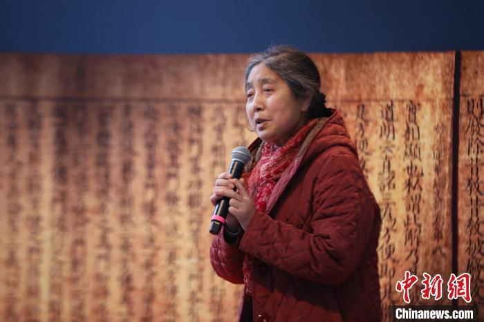 時任洪洞縣游擊隊大隊長段龍章女兒段香玲作為搶救經卷的八路軍后人代表發(fā)表感言。 陳靜 攝 時任洪洞縣游擊隊大隊長段龍章女兒段香玲作為搶救經卷的八路軍后人代表發(fā)表感言。 陳靜 攝