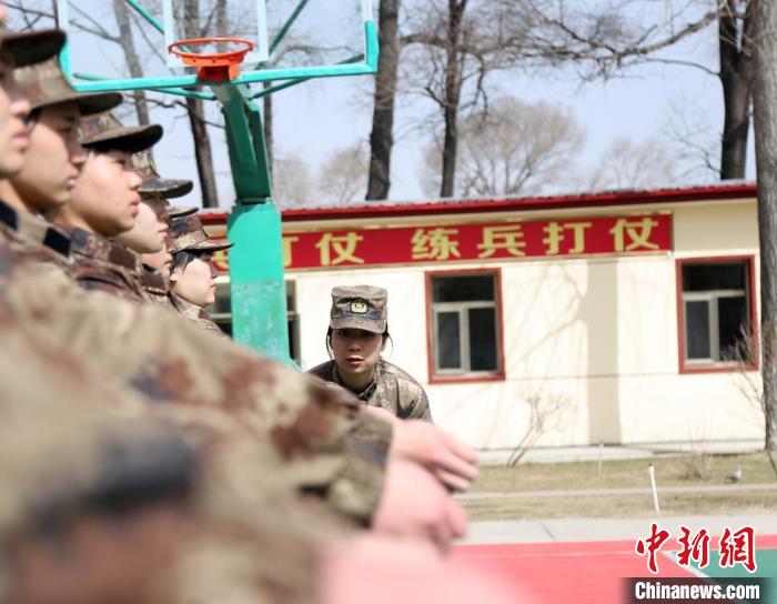 生活中的李偉(右一)。 秦詩(shī)凱 攝 生活中的李偉(右一)。 秦詩(shī)凱 攝