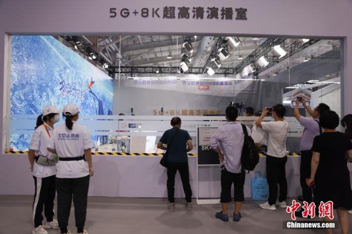 5G 8K超高清演播室吸引參觀者。 <a target='_blank' href='http://www.chinanews.com/'>中新社</a>記者 蔣啟明 攝 　
