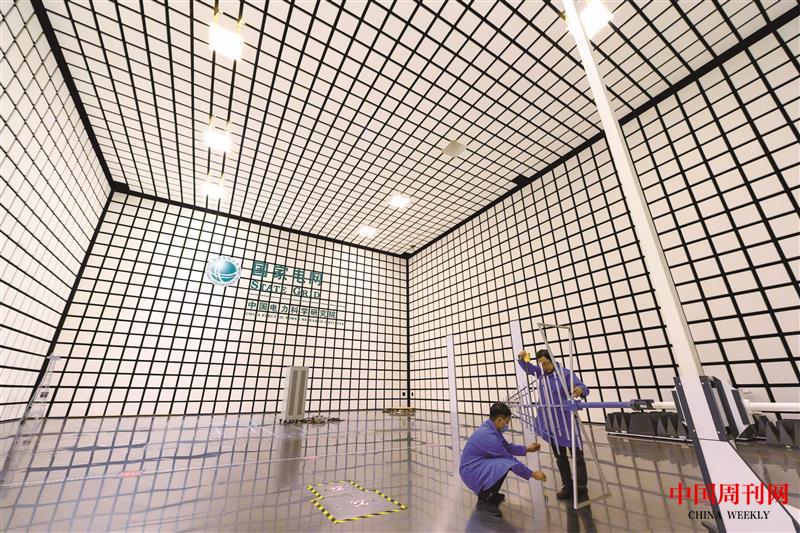 2021年11月5日，中國電科院科研人員在電磁兼容實驗室開展試驗調試.jpg