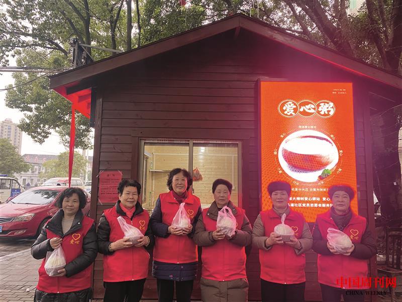 環(huán)衛(wèi)工人領(lǐng)取愛(ài)心早餐.jpg 環(huán)衛(wèi)工人領(lǐng)取愛(ài)心早餐.jpg