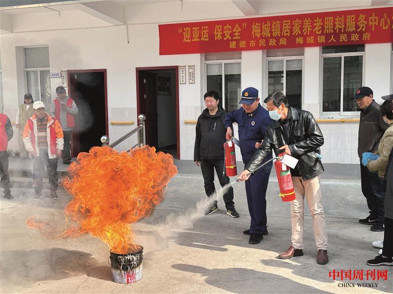 開展消防演練.jpg 開展消防演練.jpg