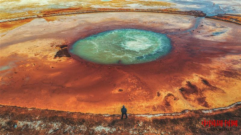 攝圖網_501599535_青海茫崖艾肯泉“惡魔之眼”自然壯觀奇景（企業商用）.jpg