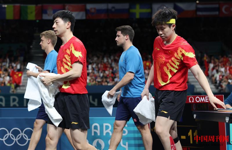 巴黎奧運會乒乓球男團金牌賽中，中國隊馬龍（左二）王楚欽（右一）出場.jpg